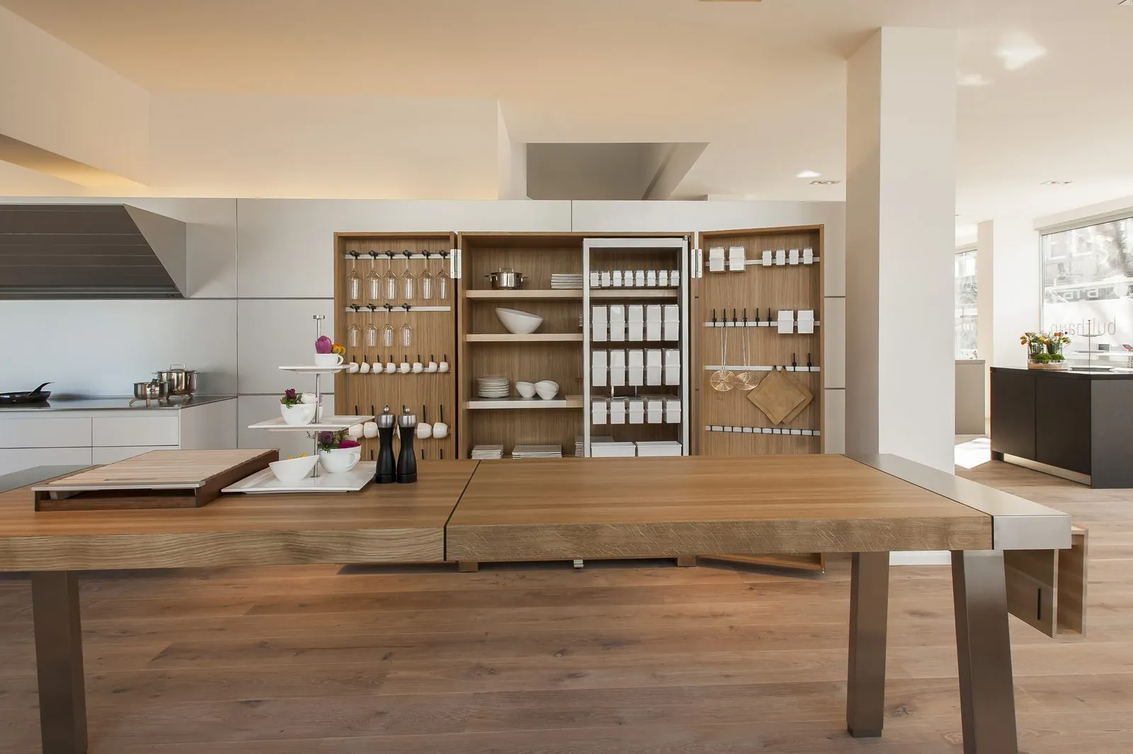 Showroom mit Eichen-Stauraumwand und Esstisch